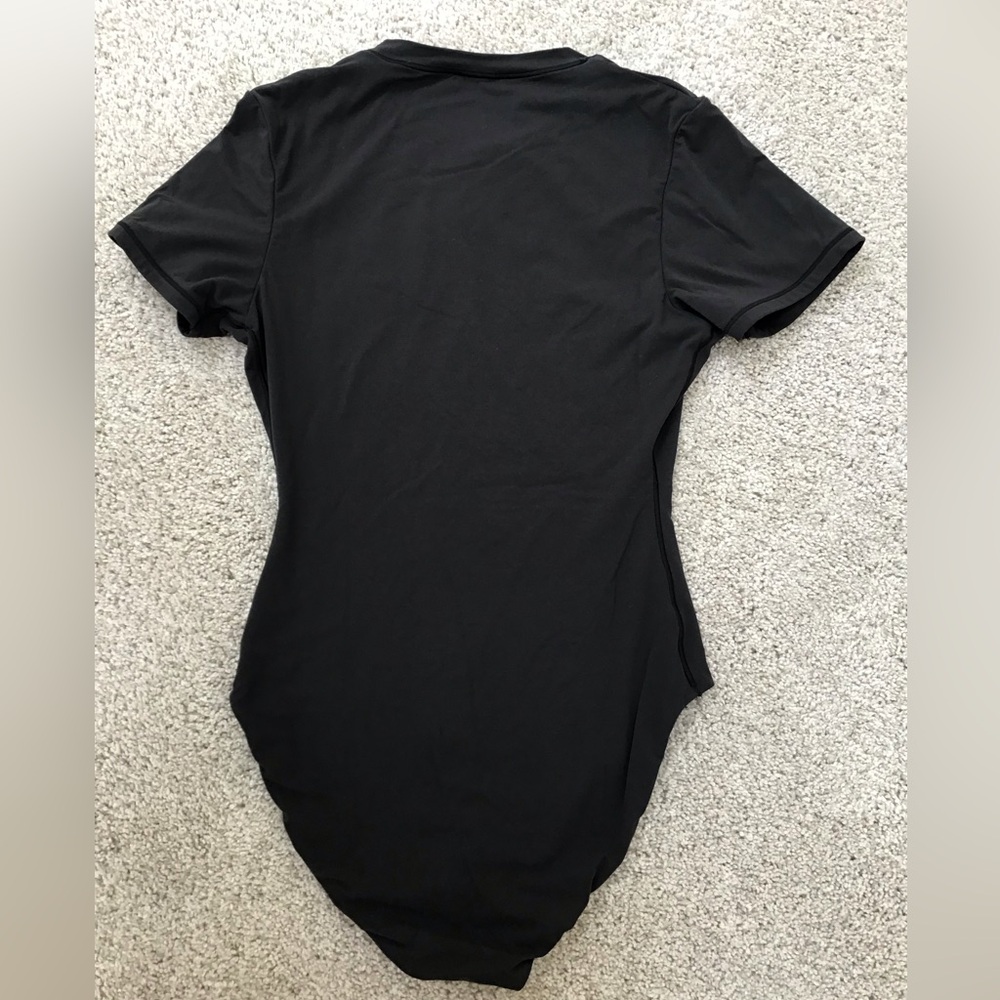 SKIMS Fits Everybody T-Shirt Bodysuit | Onyx - Picture 9 of 16